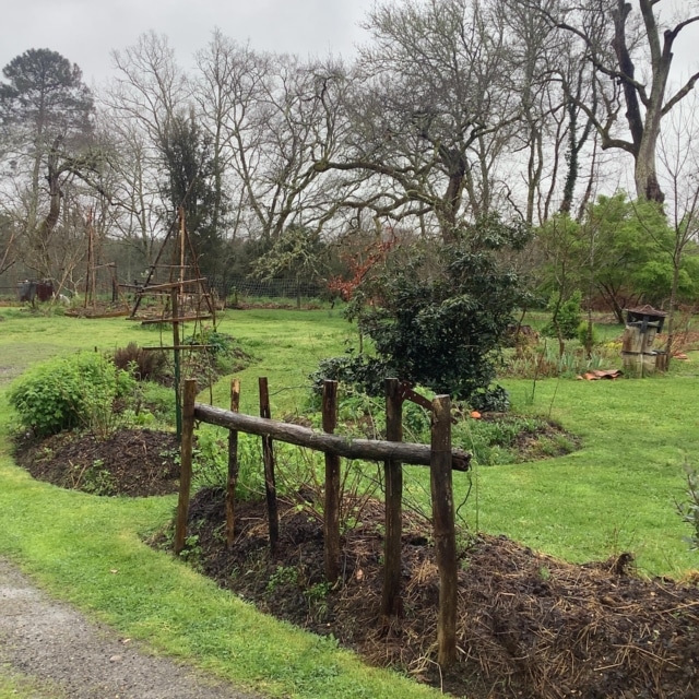 pierre feuille terreau jardinier paysagiste elagueur 25
